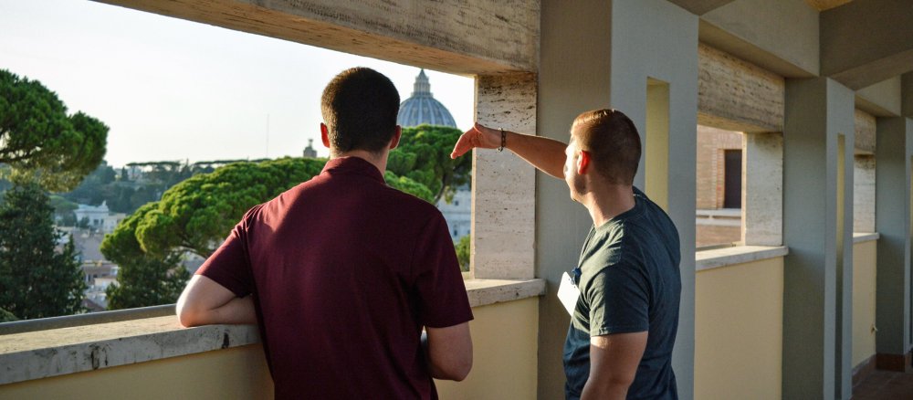 Studenten blicken auf den Petersdom