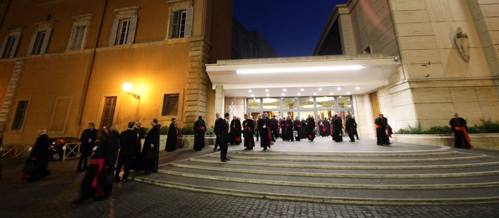 Bischöfe vor der Synodenaula während der Familiensynode im Vatikan