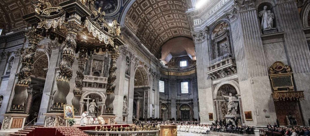 Innenansicht des Petersdoms bei einem Gottesdienst