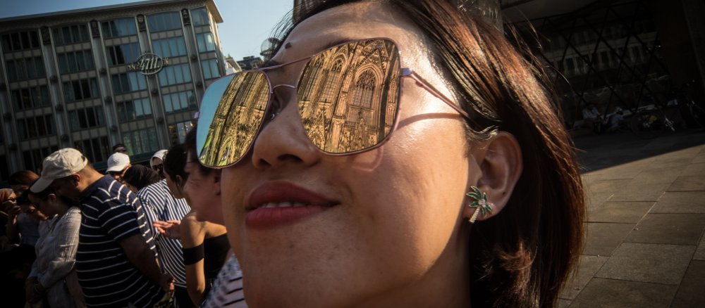 Kölner Dom spiegelt sich in Sonnenbrille