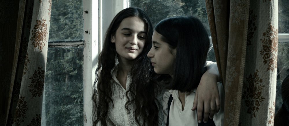 Die beiden Freundinnen Natia und Eka aus dem Film "Die langen hellen Tage".