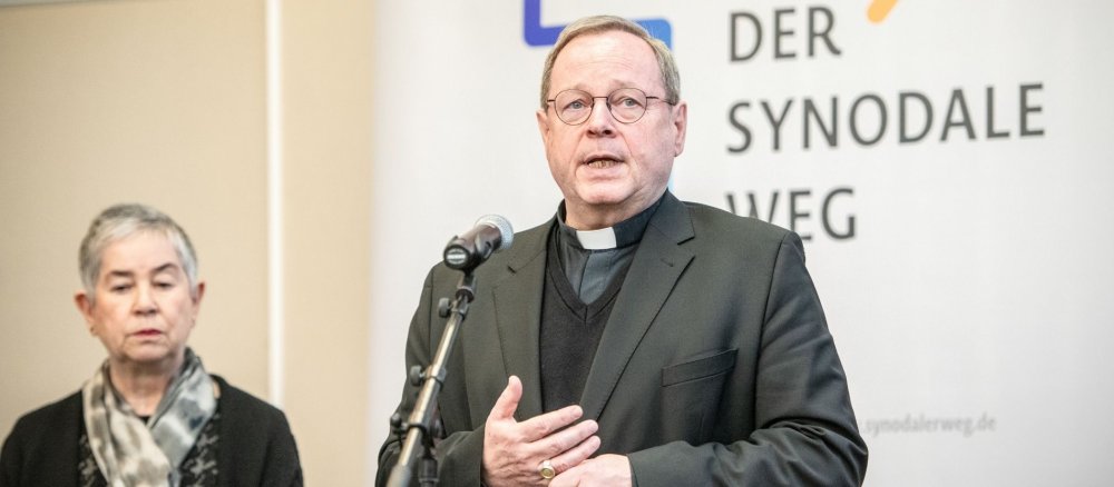 Bischof Georg Bätzing und Irme Stetter-Karp sprechen beim Presse-Statement zum Synodalen Ausschuss