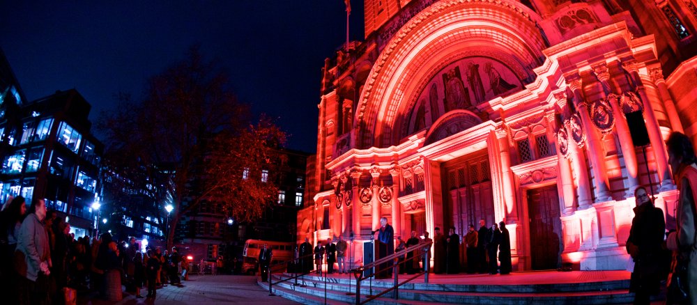 Die Westminster-Kathedrale ist rot angeleuchtet
