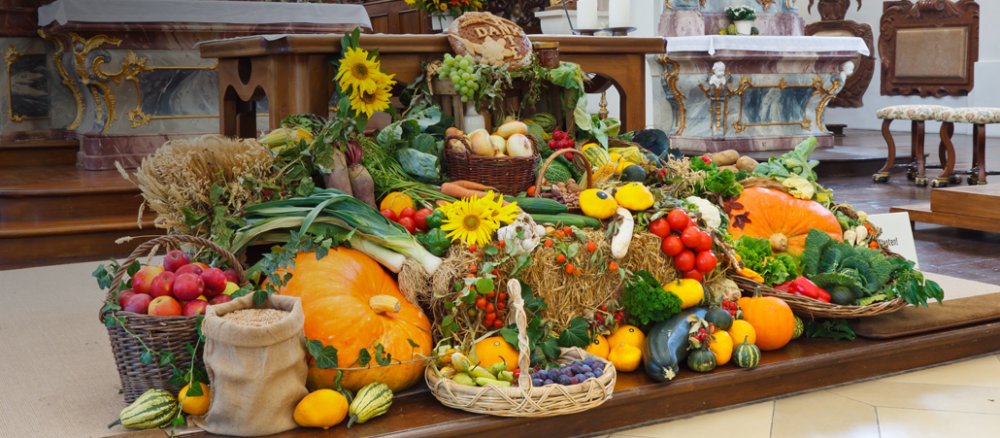 Ein Erntedank-Altar in einer Kirche.