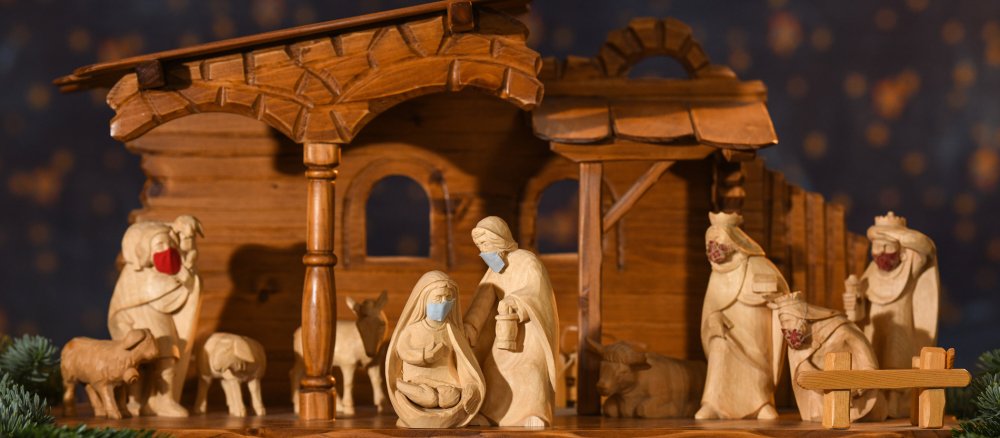 Krippenfiguren tragen Mundschutz
