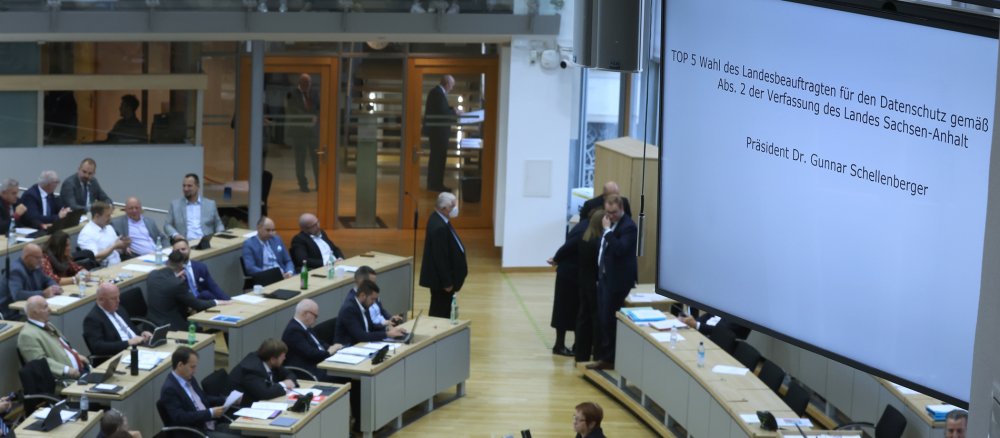 Blick in den Plenarsaal während der Auszählung einer Wahl des Landesbeauftragten für den Datenschutz