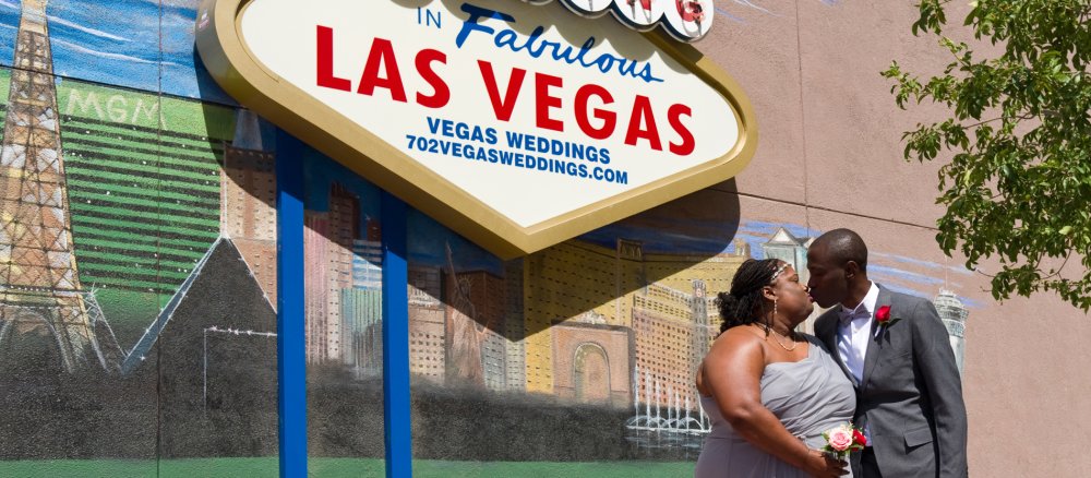 Ein Paar küsst sich nach seiner Las-Vegas-Hochzeit