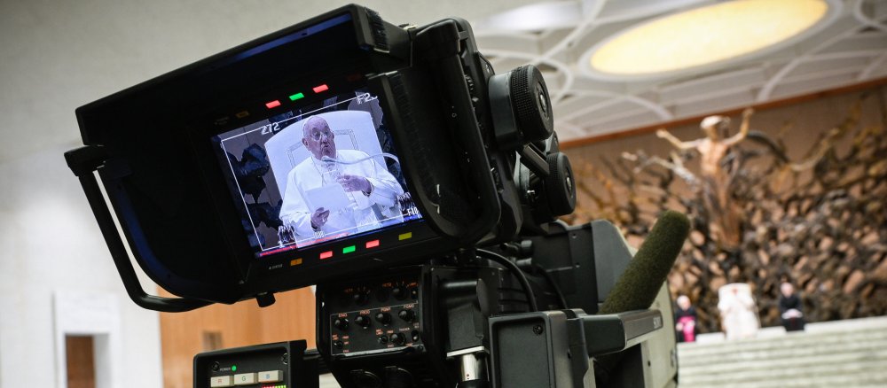 Eine Fernsehkamera filmt Papst Franziskus bei einer Generalaudienz