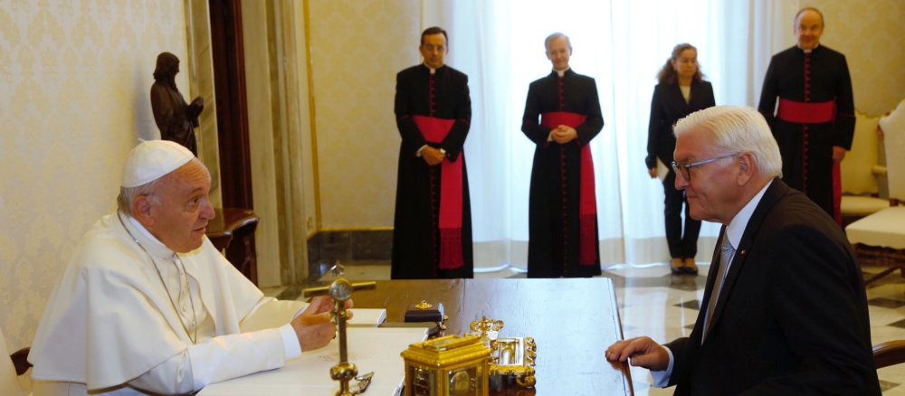 Papst Franziskus (l.) empfängt Bundespräsident Frank-Walter Steinmeier (r.) am 9. Oktober 2017 in einer Privataudienz im Vatikan.