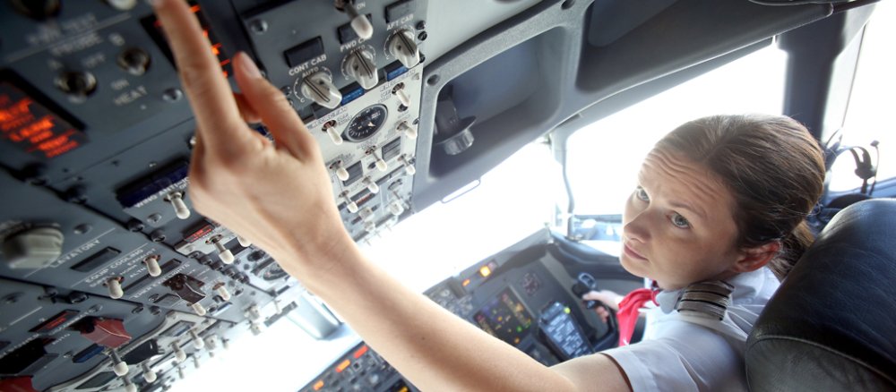 Die Co-Pilotin Petra Lorenz am Dienstag, 14. August 2012, im Rahmen eines Fototermins mit der Austria Presse Agentur (APA) im Cockpit eines Passagierflugzeuges am Flughafen Wien-Schwechat.