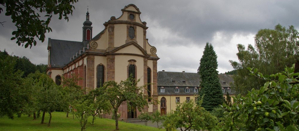 Barocke Kirche der Abtei Himmerod, rechts das Klostergebäude.