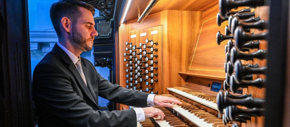 Kirchenmusiker Max Deisenroth spielt an der Orgel des Fuldaer Doms