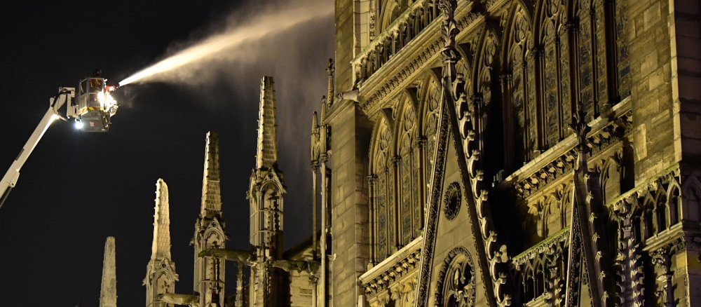 Löscharbeiten an der Kathedrale Notre Dame in Paris.