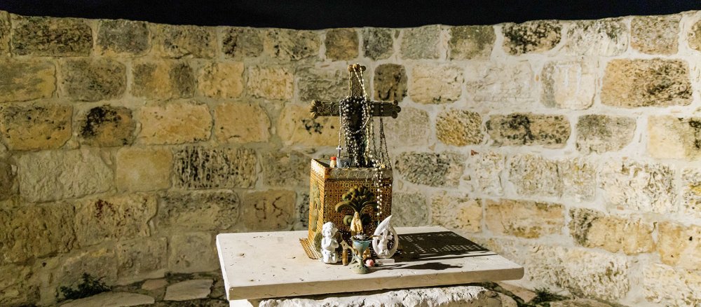 Altar in der Ruine der Al-Khader-Kirche (Georgskirche) im palästinensischen Dorf Taibeh im besetzten Westjordanland
