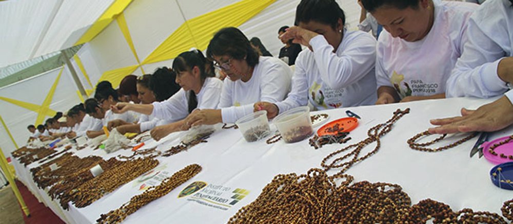 Weibliche Häftlinge in Peru fertigen in einem Gefängnis tausende Rosenkränze an.