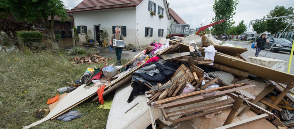 Ein Berg mit Sperrmüll liegt am 10.06.2013 im Deggendorfer Ortsteil Fischerdorf (Bayern) vor dem Haus der Familie Weinberg.