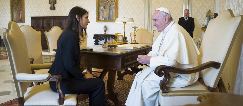 Virginia Raggi im Gespräch mit Papst Franziskus.