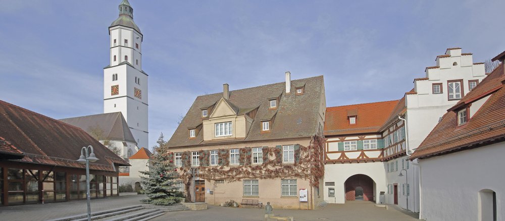 Martinskirche erbaut 15. Jhdt und Wahrzeichen mit Stadtarchiv, Stadtbibliothek mit Stufengiebel und historischer Pfleghof
