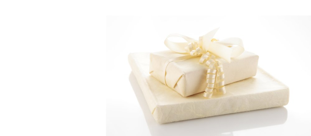 Zwei edel weiß verpackte Geschenke