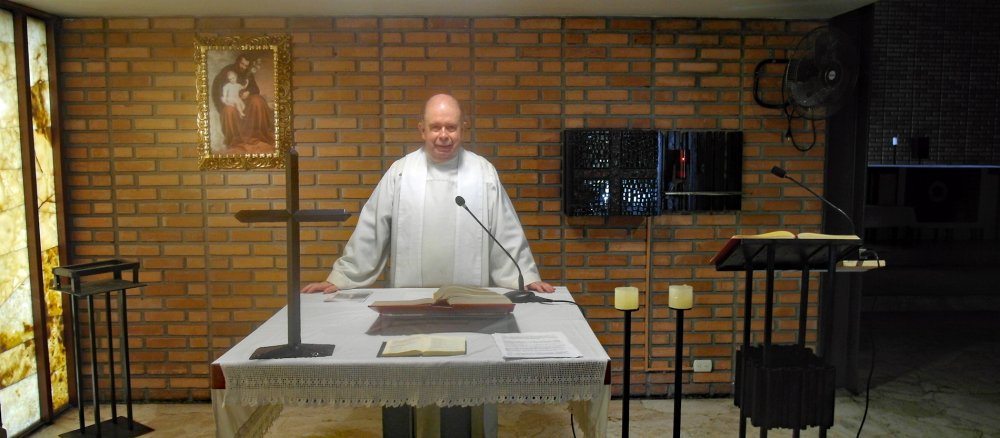 Pfarrer Seibt bei der Aufzeichnung eines Online-Gottesdienstes