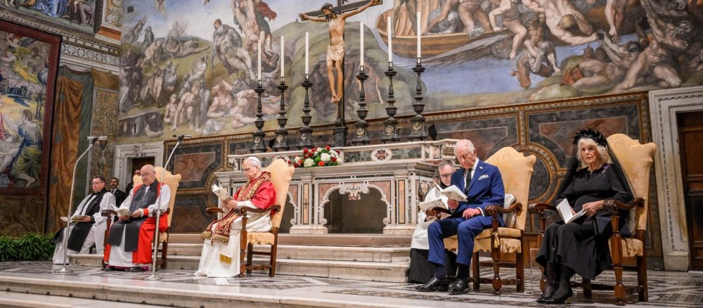 Papst Leo, König Charles III. und Königin Camilla bei einer Andacht in der Sixtinischen Kapelle