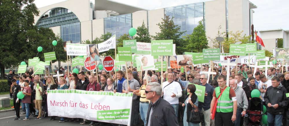 7.000 Menschen nahmen am "Marsch für das Leben" 2015 in Berlin teil.