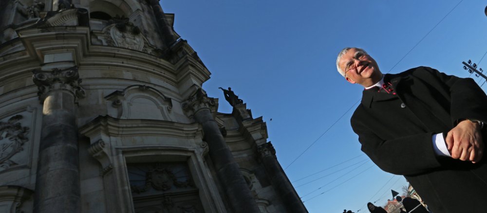 Bischof Heiner Koch vor der Dresdner Hofkirche.