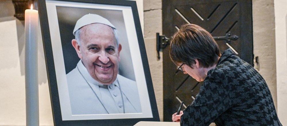 Beate Gilles trägt sich in das Kondolenzbuch für Papst Franziskus ein