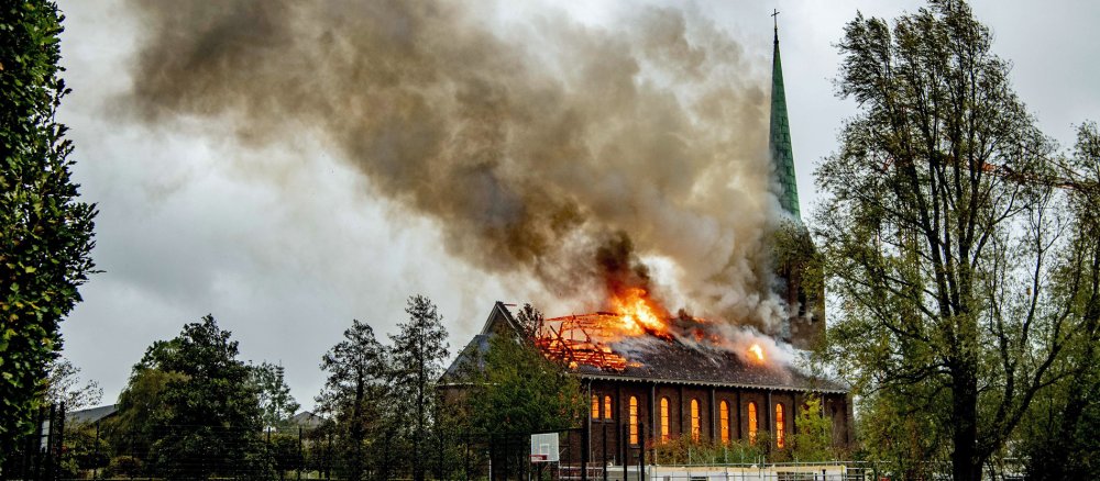 Die Kirche in Hoogmade/Niederlande brennt lichterloh.