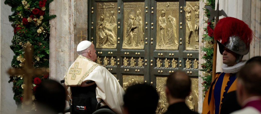 Papst Franziskus öffnet die Pforte