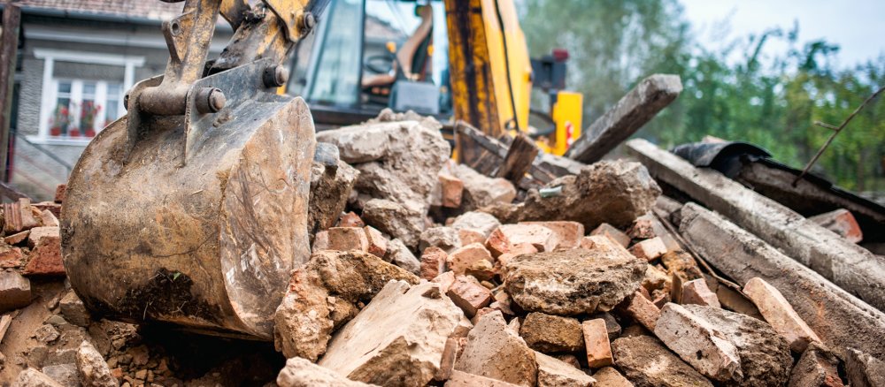 Ein Bagger räumt Bauschutt weg.