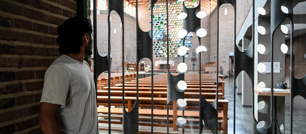Ein Flüchtling in einer Kirche
