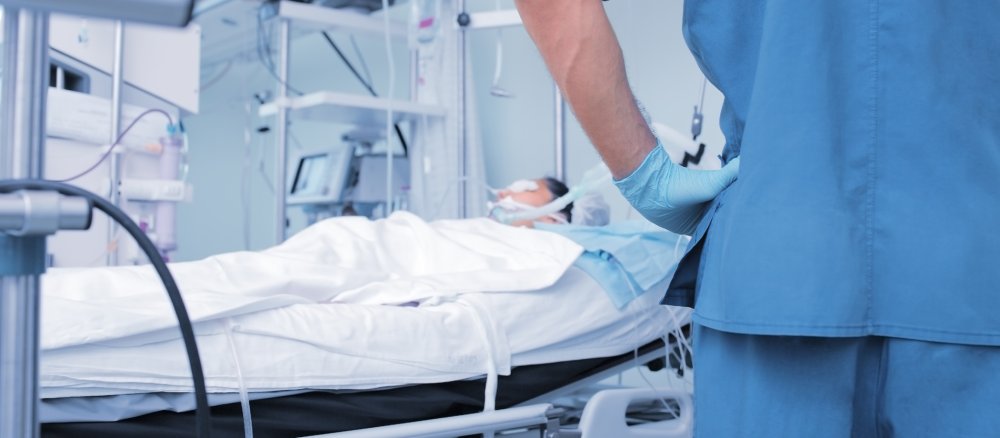 Arzt vor bewusstloser Patientin