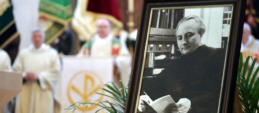 Ein Porträtfoto Max Josef Metzgers steht in einer Kirche