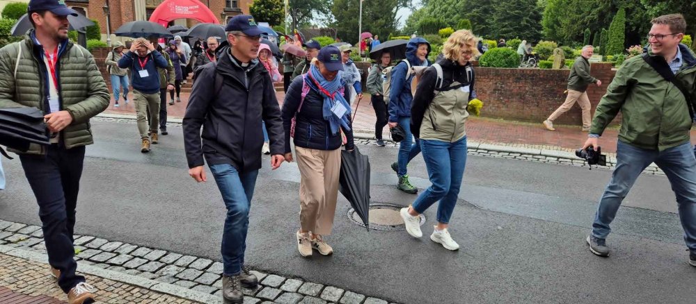 Bischof Heiner Wilmer pilgert mit Gläubigen seiner neuen Diözese durch das Oldenburger Münsterland