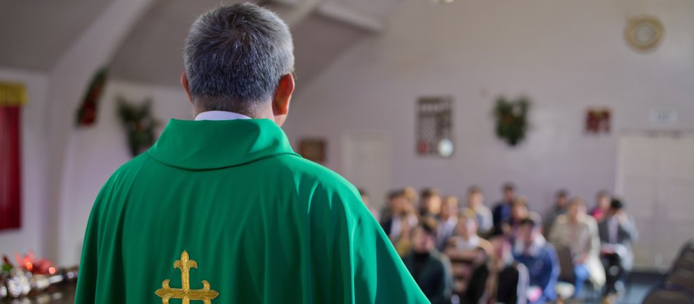 Ein Priester vor seiner Gemeinde