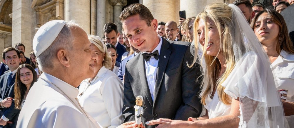 Papst Leo XIV. und ein Hochzeitspaar bei einer Generalaudienz