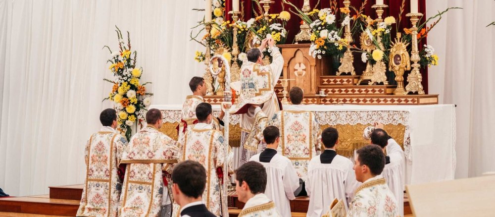 Elevation während der Messe im tridentinischen Ritus