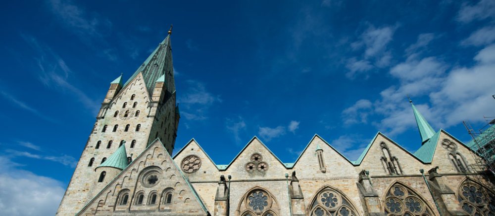 Der Paserborner Dom vor blauem Himmel