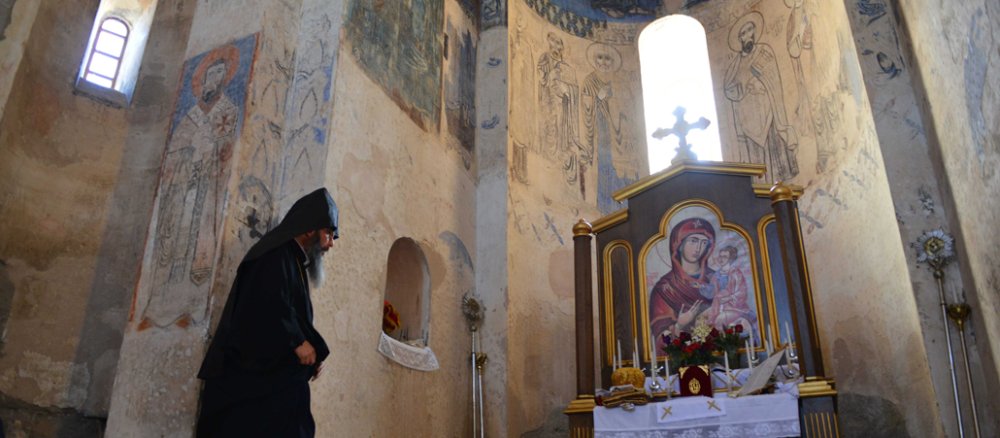 Ein Priester in einer orthodoxen Kirche in der Türkei