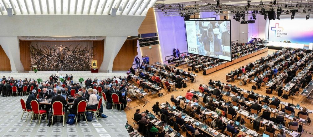 Bilder von den Versammlungen der Weltsynode und des Synodalen Wegs nebeneinander