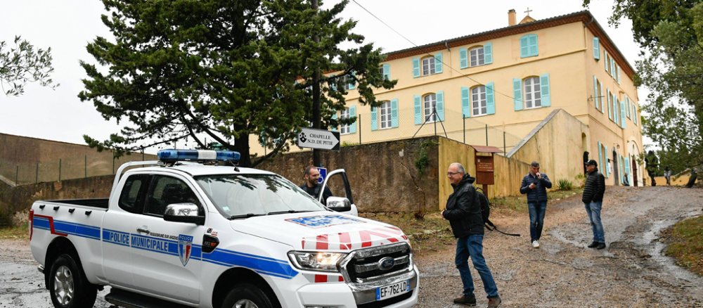Polizisten durchsuchen ein Karmelitenkloster auf der Suche nach einem mutmaßlichen Familienmörder.