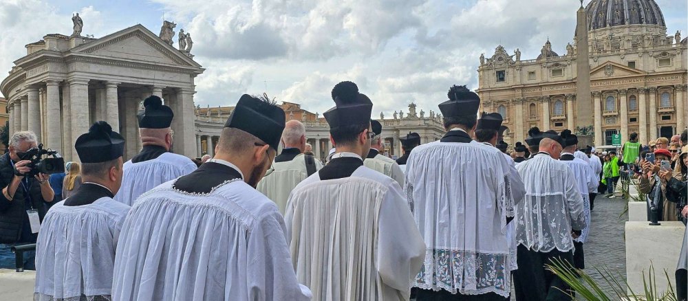 Anhänger der "Alten Messe" auf dem Petersplatz