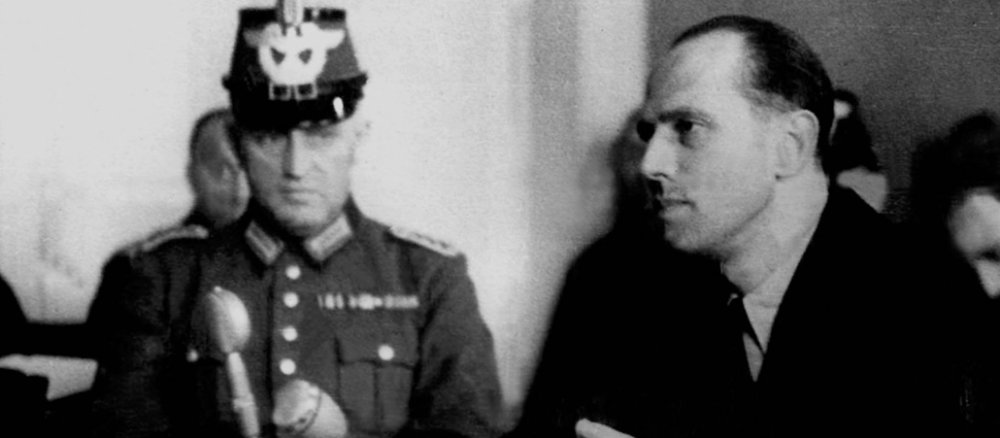 Helmut James Graf von Moltke sitzt in einem Gerichtssaal.