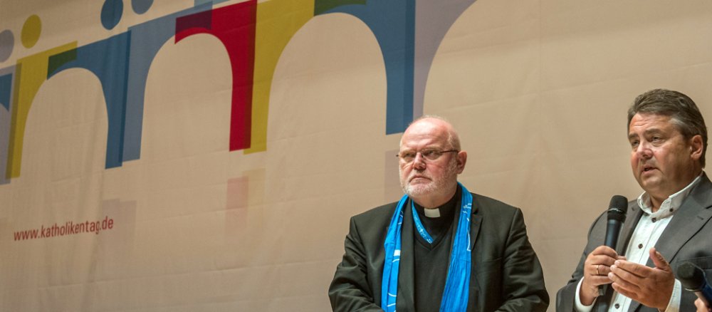 Kardinal Reinhard Marx (l.) und Bundeswirtschaftsminister Sigmar Gabriele (SPD) beim Katholikentag in Regensburg.