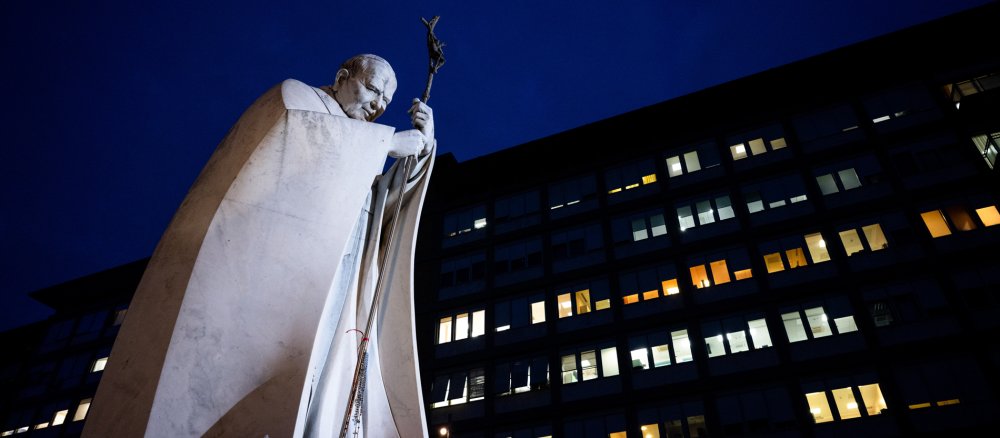 Eine Statue von Papst Johannes Paul II. vor dem Gemelli-Krankenhaus in Rom