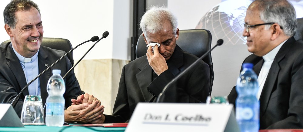 Salesianerpater Thomas Uzhunnalil spricht unter Tränen bei einer Pressekonferenz in Rom am 16. September 2017.