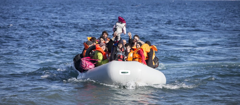 Flüchtlinge setzen auf einem Schlauchboot von der Türkei nach der griechischen Insel Lesbos über.