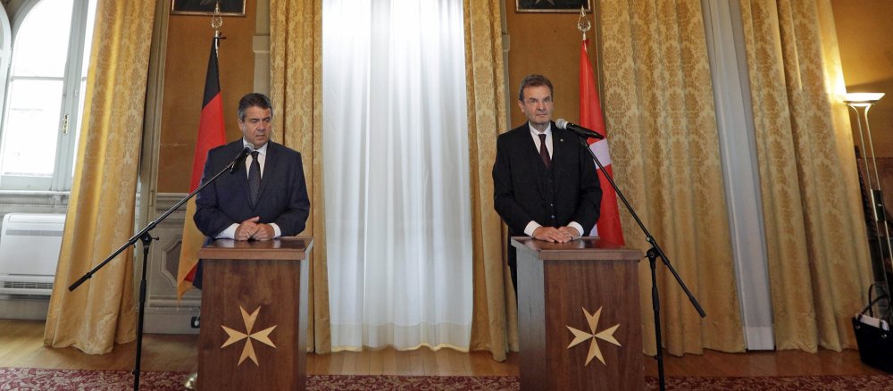 Bundesaußenminister Sigmar Gabriel und der Großkanzler des Malteserordens Albrecht von Boeselager.