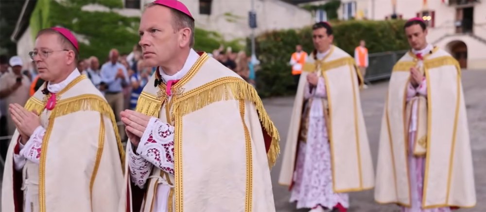 Bischofsweihekandidaten der Piusbruderschaft beim Einzug: Pascal Schreiber, Michael Goldade, Michel Poinsinet de Sivry und Marc Hanappier (v.l.n.r.).
